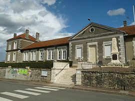 The town hall in Manot