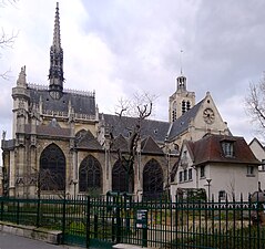 Façade sud de l'église Saint-Laurent jouxtant le square Saint-Laurent.