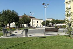 Ang sentral na "Piazza Umberto I"