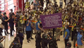 下午5時許，防暴警察在YOHO MALL商場舉起紫旗，警告在場人士有「分裂國家」
