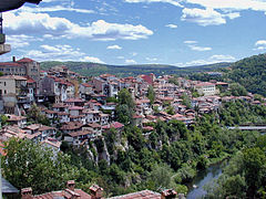 Vue sur la ville et les gorges de la Yantra.