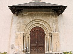 Portail roman (XIIe siècle) de l'église.
