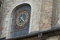 Baie XVIIIe et horloge, face sud du clocher-porche pour éclairer le grand escalier.