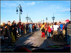 Ouverture du cortège sur le Pont de Pierre (édition 2007)