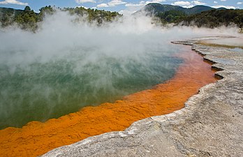 Champagne Pool, un bassin naturel d’eau chaude (à la température de 74 °C) de la zone thermale de Wai-O-Tapu dans la région du Waikato en Nouvelle-Zélande. (définition réelle 2 199 × 1 422)