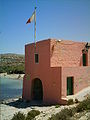 La estación de policía de Comino, en la bahía de Santa María.