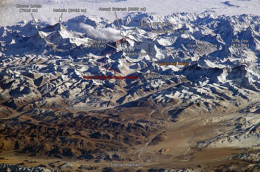 Himalaja Kansainväliseltä avaruusasemalta kuvattuna 28.1.2004. Kuvaan lisätty vuorien nimiä. Neljä maailman neljästätoista yli 8 000 m vuoresta on näkyvissä (myös Everest, keskellä).