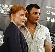 O director cinematografico, guionista y productor indio M. Night Shyamalan chunto con Bryce Dallas Howard, en una imachen de 2009.