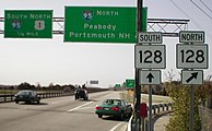 Nach der Verlagerung der I-95 auf die Strecke der Route 128 wiesen die neuen Straßenschilder nur noch auf die I-95 hin, während die Route 128 nur noch über kleinere Schilder am Straßenrand ausgezeichnet wurde.