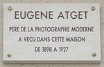 "Eugène Atget Den moderna fotografins fader bodde i detta hus 1898 - 1927".