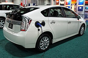 2012 Toyota Prius PHV с блестящей накладкой и штепселем встроенным в значок гибридного силового привода