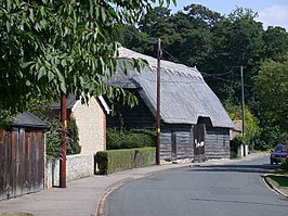 Schuur met rieten dak, in de hoofdstraat.