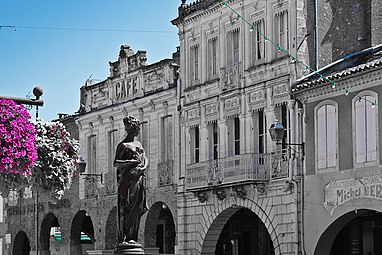 Les façades et arcades de la place centrale.