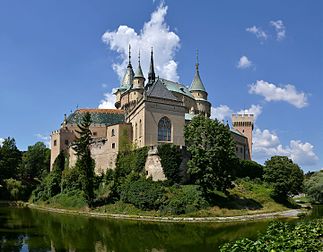 Le château de Bojnice, en Slovaquie. (définition réelle 3 633 × 2 838)