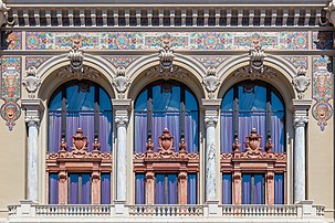 Balcon de la façade sud-est du casino de Monte-Carlo, belvédère dominant la Méditerranée. (définition réelle 3 786 × 2 520)