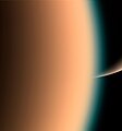Bléck iwwer de Rand vum Titan an duerch seng Héichatmosphär op dem Saturn säi Südpol vum Cassini, 2005