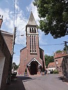 L'église de l'Assomption-de-Marie ; visible à gauche, le pilier de l'ancienne église.