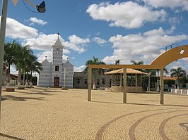 Het plein praça da Matriz met de katholieke kerk in het centrum van Lagoa Real