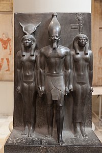 Menkaura samen met Hathor en een Nome-godin (rechts) Egyptisch Museum