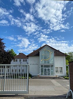 Schulgebäude der Marienschule Bielefeld mit Zugangstor