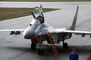 MiG-29 bir gösteri uçuşu sonrasında park halinde iken, Abbotsford Havacılık Fuarı 1989