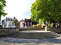 Wasserfontänen im Park an der Sauer. Am linken Bildrand ist das Rathaus zu sehen.