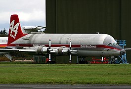 Le haut du fuselage a été remplacé par une soute cargo de diamètre bien plus grand.