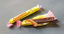 Deux caramels de la marque carambar, dont un ouvert. Il sont "saveur originale"