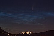 Cometa C2020 F3 (NEOWISE) sobre a fortaleza de Klis, Croacia