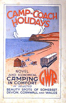 Una ilustración estilizada de una línea costera en rojo y azul con el mar a la izquierda y un vagón bungalow de ferrocarril a la derecha. En la parte superior figura el título "Camp-Coach Holidays", y en la parte inferior se puede leer: "Acampada novedosa y económica con comodidad en bellos lugares seleccionados de Somerset, Devon, Cornualles y Gales."