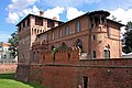 Il palazzetto in forme neogotiche e la torre di nord-ovest.