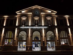 Façade du bâtiment voyageurs, vue de nuit.