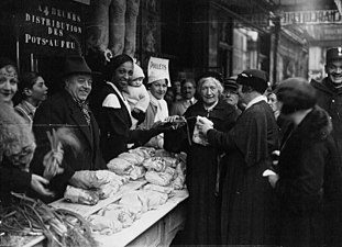 Joséphine Baker (marraine de l'association) lors d'une distribution de pot-au-feu en 1932