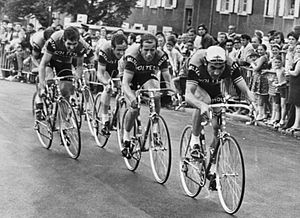 Molteni tijdens de ploegentijdrit in de Ronde van Frankrijk 1971; Roger Swerts, Rini Wagtmans, Jos Huysmans en Eddy Merckx v.l.n.r. herkenbaar (Mulhouse, over 11 km)