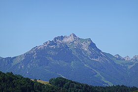 La pointe de la Sambuy vue depuis Le Bouchet-Mont-Charvin au nord-est.