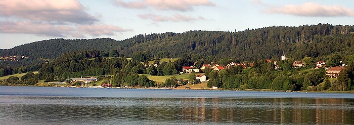 Photographie de Malbuisson, vu depuis la rive gauche du lac de Saint-Point