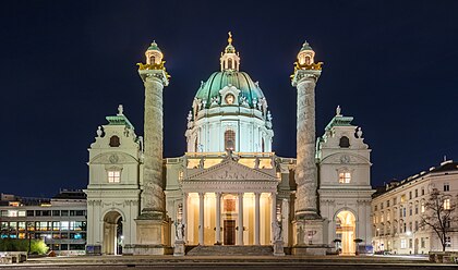 Vista noturna da fachada da igreja de São Carlos localizada no lado sul da Karlsplatz em Viena, Áustria. Amplamente considerada a igreja barroca mais notável de Viena, bem como um dos maiores edifícios da cidade, a igreja é dedicada a São Carlos Borromeu, um dos grandes contrarreformistas do século XVI. Localizada nos arredores de Innere Stadt, em Wieden, a aproximadamente 200 metros da Ringstraße, a igreja tem uma cúpula na forma de um elipsoide alongado. (definição 6 270 × 3 696)