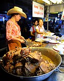 泰國清邁的红烧猪肘，与中国北方烹调法类似，使用了醬油與五香粉。