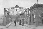 Die erste Brücke in Mettlach, aufgenommen im Jahre 1896 (Blick in Richtung Keuchingen; rechts ist das Mauthäuschen zu sehen)