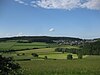 Roter Küppel (mittig), rechts Wolfenhausen im oberen Laubusbachtal