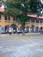 Cour du lycée.