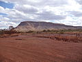 O Monte Nameless ("sem nome"), o segundo pico mais alto da Austrália Ocidental com acesso a veículos (depois do Monte Meharry, está situado em Tom Price.[4]