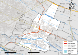 Carte en couleur présentant le réseau hydrographique de la commune