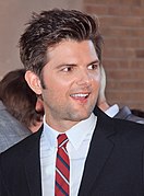 Adam Scott interprète Ben Wyatt.