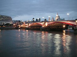 作中で死体発見現場となる、ロンドンのブラックフライアーズ橋