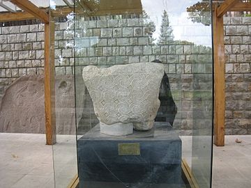 Capitello di una colonna sasanide a Taq-e Bostan complesso con disegno geometrico