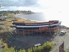 Vista del casco completo y pintado de la primera réplica a escala 1:1 del HMS Beagle.