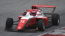 Foto dari mobil yang digunakan dalam F1 Academy, yaitu mobil Tatuus F4-T421, mobil yang sama yang digunakan dalam kejuaraan Formula 4
