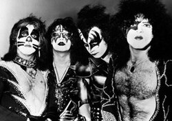 A filmben feltűnnek a Kiss eredeti felállásának tagjai (Peter Criss, Ace Frehley, Gene Simmons, Paul Stanley), valamint betétdalként az együttes több szerzeménye elhangzik.