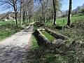 Chemin de la Quère avec un abreuvoir sur la droite